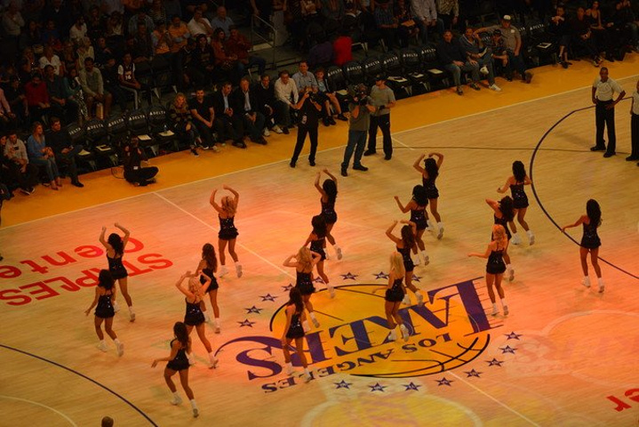 显得缺乏 显得缺乏